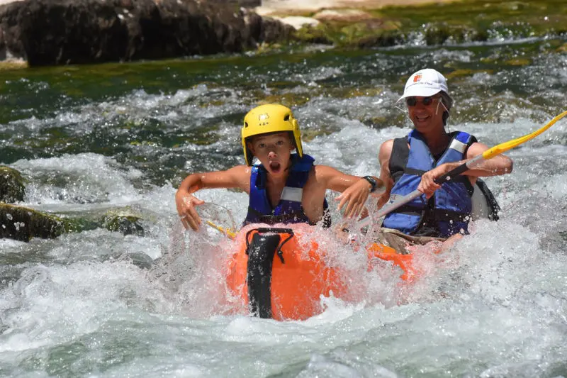 Un gamin s'éclate en franchissant un rapide sur son canoé